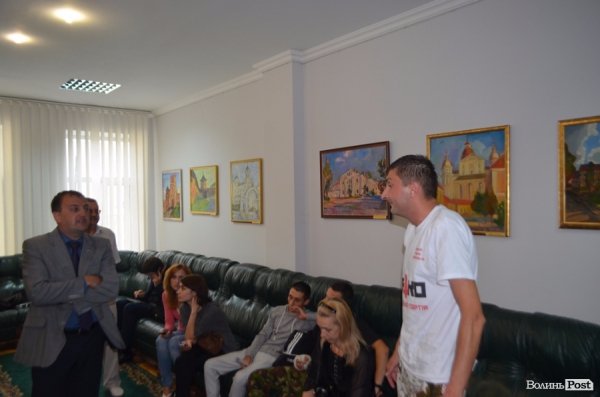 Лучанин помився в міській раді на очах у депутатів. ФОТО. ВІДЕО