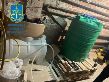 Організували підпільний цех із виробництва алкоголю: судитимуть трьох волинян. ФОТО