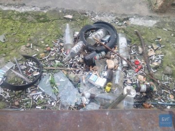 У Нововолинську двір будинку перетворили на сміттєзвалище