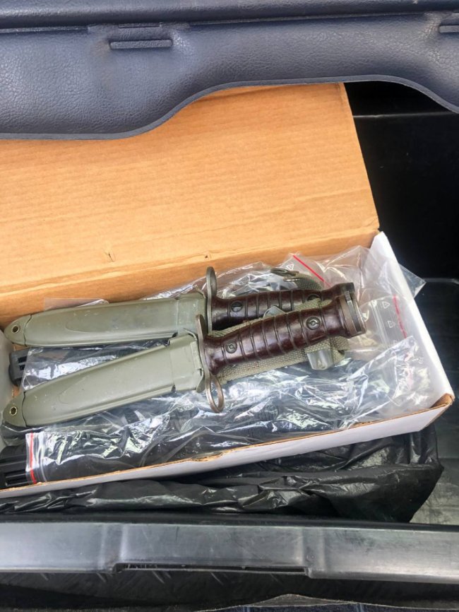 Через волинський кордон незаконно намагалися ввезти 8 штик-ножів. ФОТО