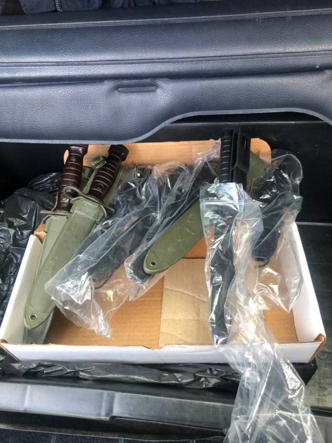 Через волинський кордон незаконно намагалися ввезти 8 штик-ножів. ФОТО