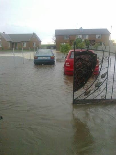 У селі Луцького району прорвало дамбу і затопило житлові будинки. ФОТО