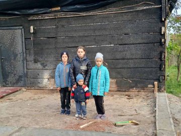 Багатодітна сім'я з Волині через пожежу залишилася без даху над головою. ФОТО