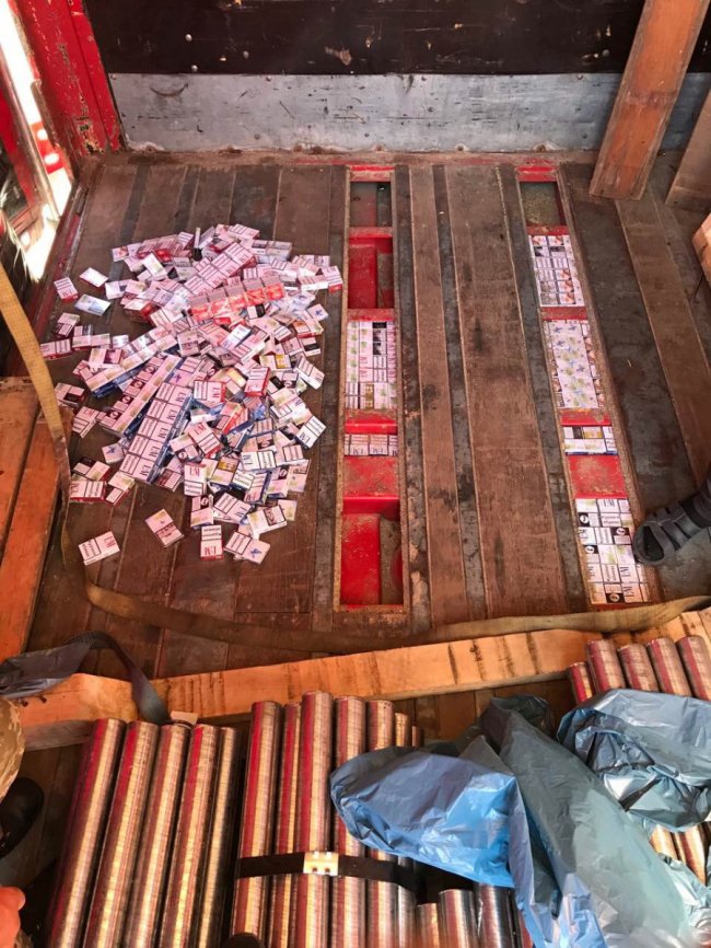 На «Ягодині» виявили автомобіль з вмонтованим в підлогу складом цигарок. ФОТО