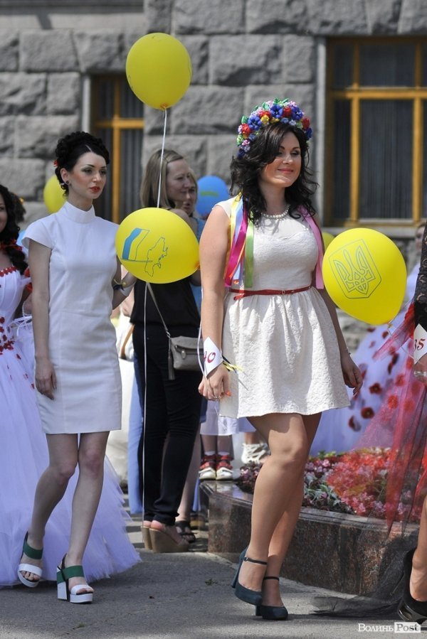 Парад наречених у Луцьку. ФОТО