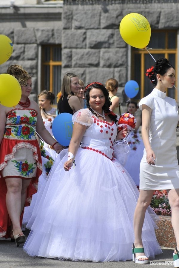 Парад наречених у Луцьку. ФОТО