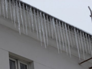 Сказали, хто відповідає за бурульки в Луцьку