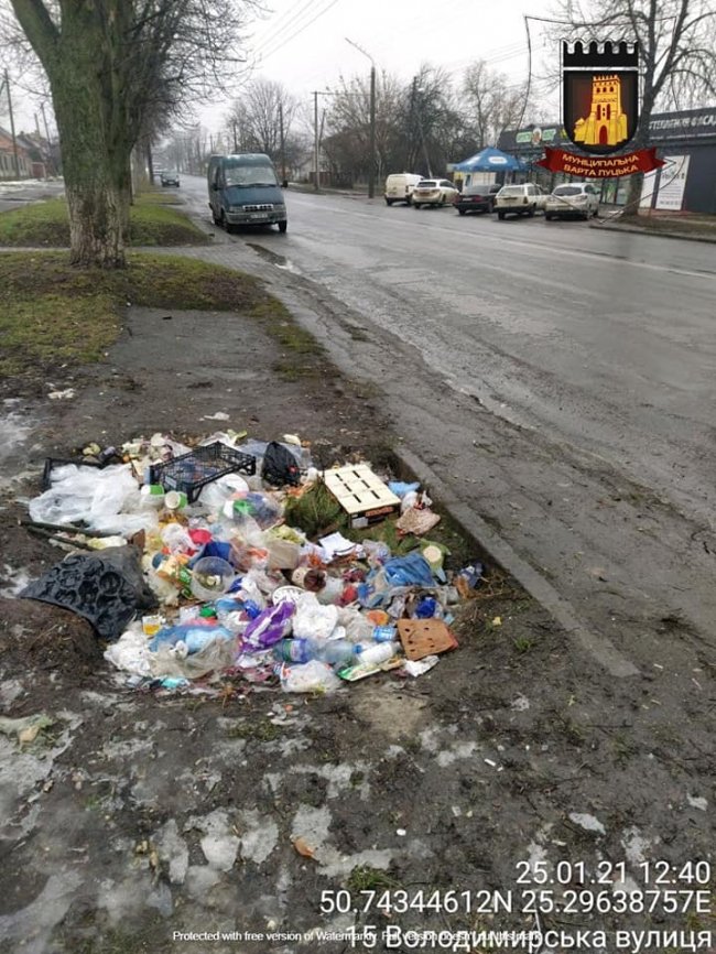 У Луцьку продавці магазину утворили стихійне сміттєзвалище на узбіччі. ФОТО