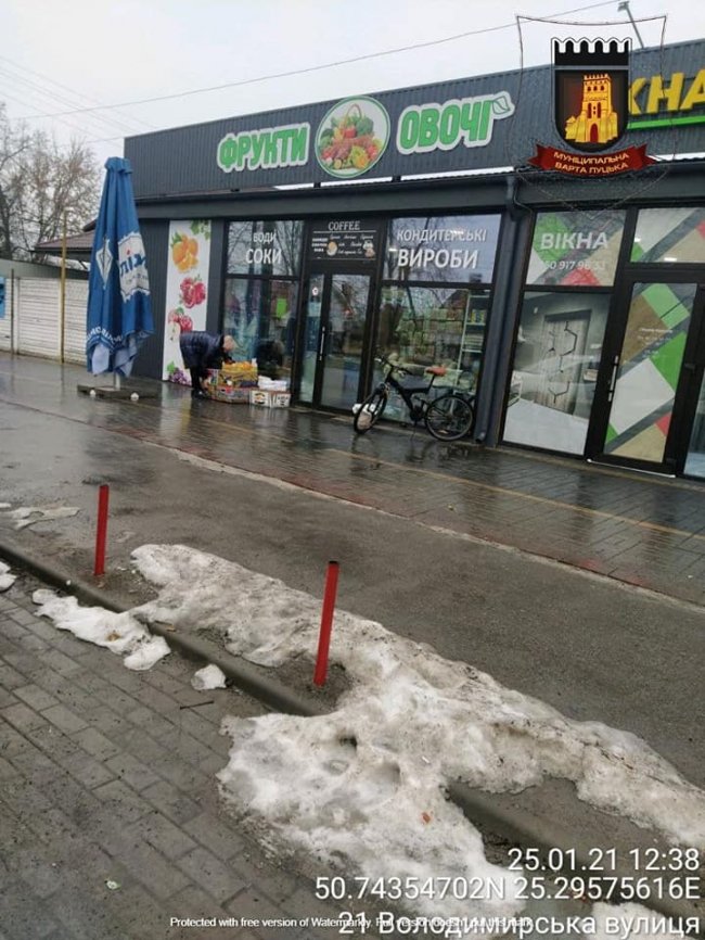 У Луцьку продавці магазину утворили стихійне сміттєзвалище на узбіччі. ФОТО