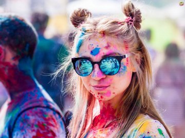 Кольорові і щасливі: у центрі Луцька кидалися фарбою. ВІДЕО