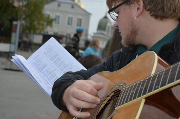 У центрі Луцька молодь співала повстанські пісні. ФОТО. ВІДЕО