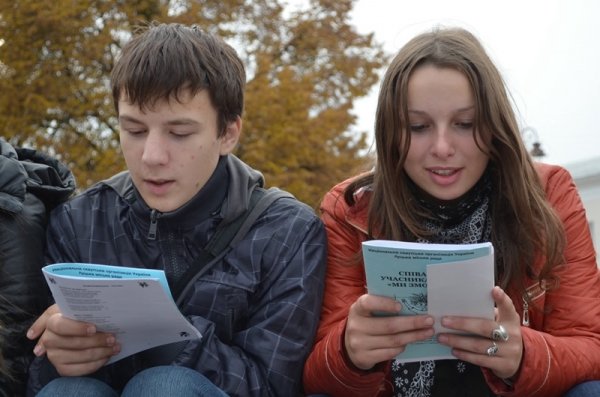 У центрі Луцька молодь співала повстанські пісні. ФОТО. ВІДЕО