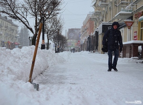 Луцьк замітає снігом. ФОТО