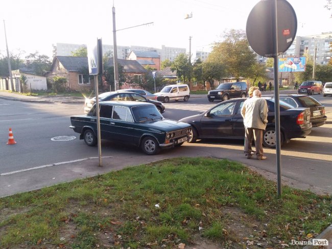 Аварія у Луцьку: не розминулися два легковики. ФОТО