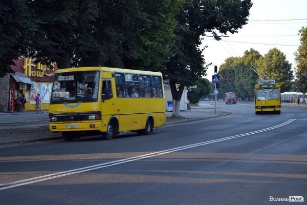 Але уже курсує громадський транспорт.