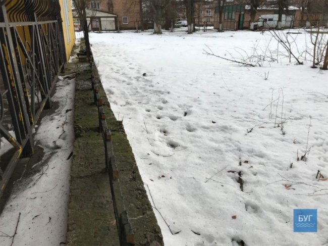 У волинській школі злодії розбирають чавунний паркан. ФОТО