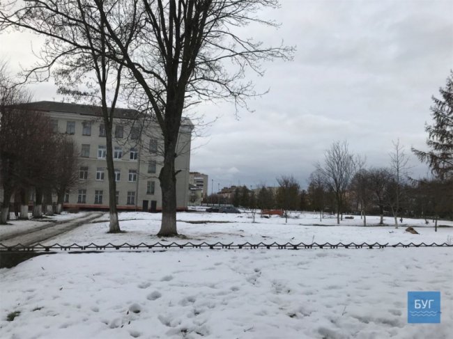 У волинській школі злодії розбирають чавунний паркан. ФОТО