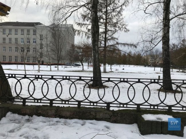 У волинській школі злодії розбирають чавунний паркан. ФОТО