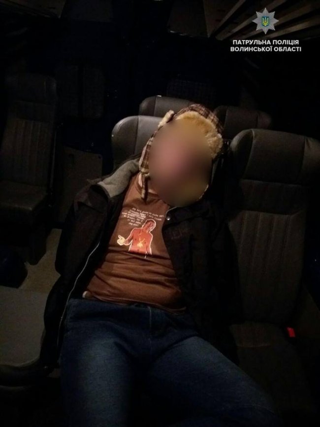 Поліція за кілька годин розшукала злодія, який вкрав мобільний телефон у продавчині квітів. ФОТО