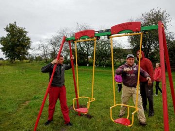 У волинському селі встановили дитячий майданчик. ФОТО