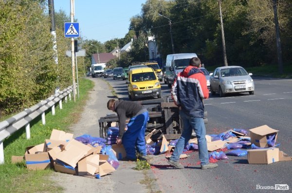 У Луцьку на дорогу злетіли навантажувач і три десятки коробок малини. ФОТО