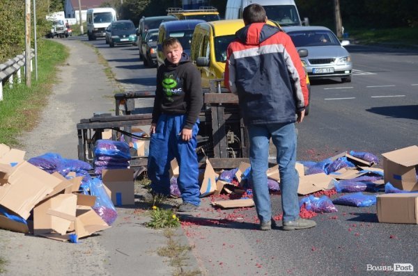 У Луцьку на дорогу злетіли навантажувач і три десятки коробок малини. ФОТО