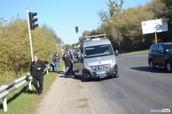 У Луцьку на дорогу злетіли навантажувач і три десятки коробок малини. ФОТО