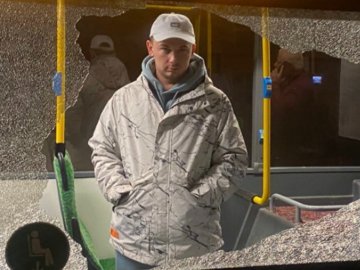 У Луцьку неповнолітні кинули камінь у маршрутку і розбили вікно: поліція їх шукає