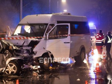 У Києві зіткнулися кросовер і бус: 2 загиблих, 9 травмованих. ФОТО