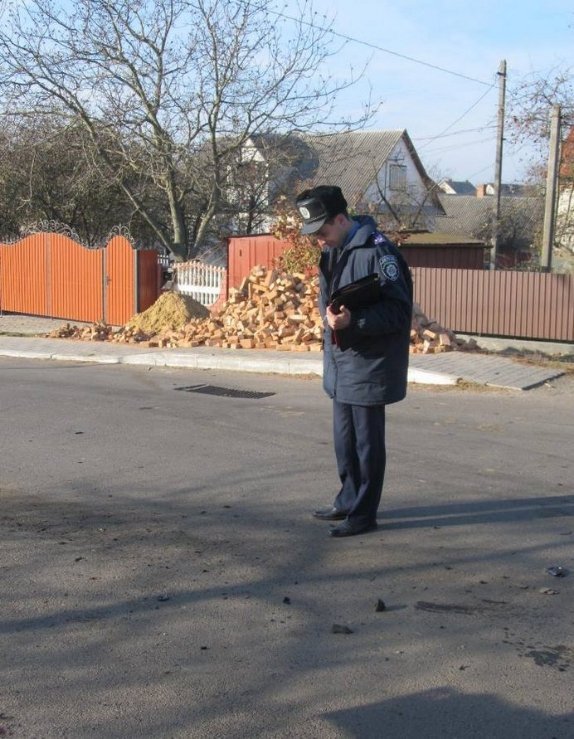 Біля Луцька підірвалося авто з водієм. ФОТО