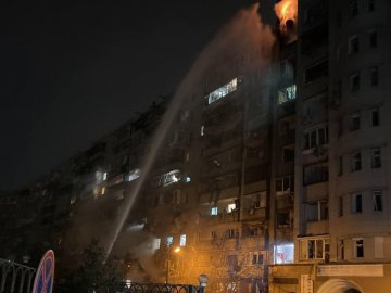 У Києві горить 9-поверхівка через потрапляння уламків ворожого літального апарату 