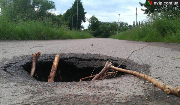 В яму ногою провалилася дитина: у місті на Волині – небезпечні люки. ФОТО