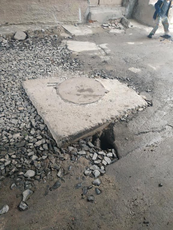 В яму ногою провалилася дитина: у місті на Волині – небезпечні люки. ФОТО
