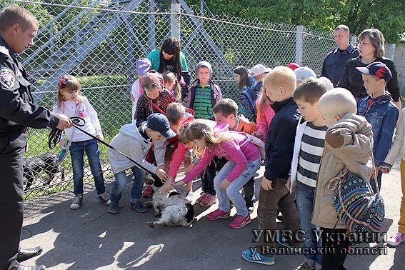 Дітлахи завітали на гостину  до чотирилапих помічників міліціонерів. ФОТО. ВІДЕО