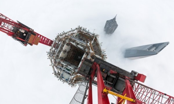 Двоє екстремалів піднялися на Шанхайську вежу без страховки. ФОТО. ВІДЕО