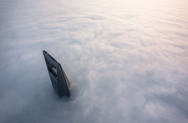 Двоє екстремалів піднялися на Шанхайську вежу без страховки. ФОТО. ВІДЕО