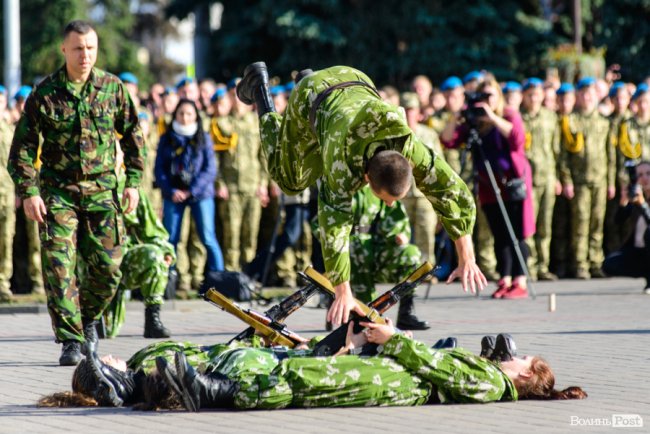У центрі Луцька майже пів тисячі ліцеїстів склали присягу. ФОТО