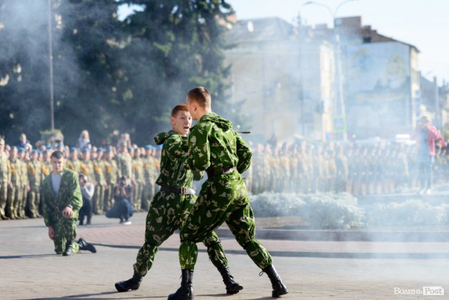 У центрі Луцька майже пів тисячі ліцеїстів склали присягу. ФОТО