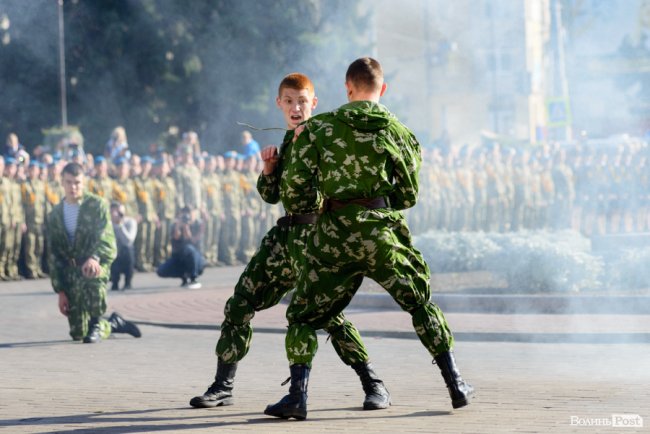 У центрі Луцька майже пів тисячі ліцеїстів склали присягу. ФОТО