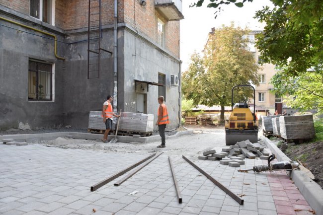 У Луцьку «киплять» ремонтні роботи доріг та дворів. ФОТО