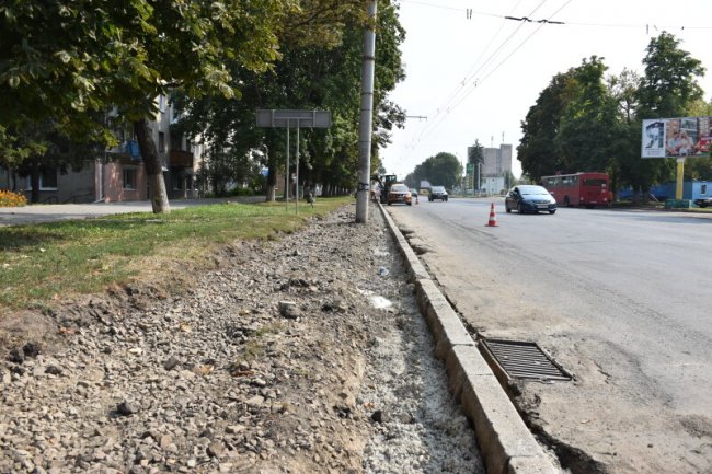 У Луцьку «киплять» ремонтні роботи доріг та дворів. ФОТО