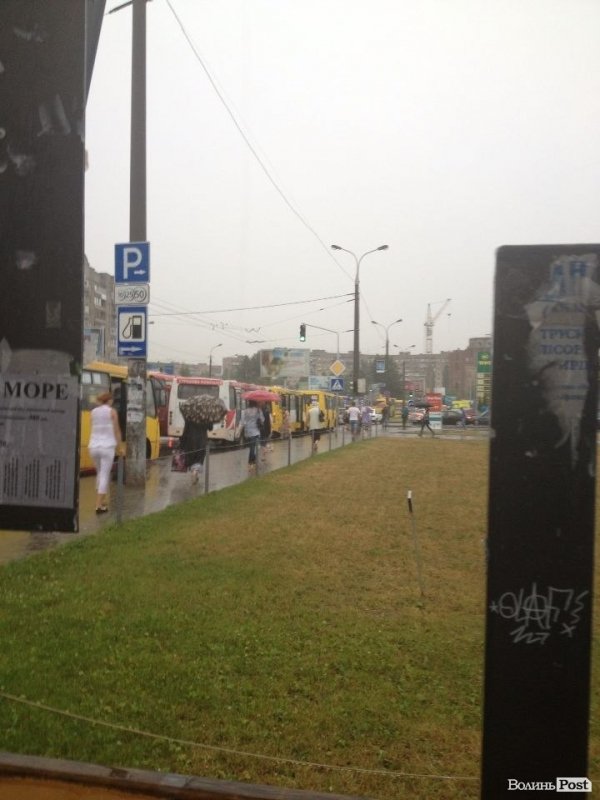 Черга з маршруток біля Там Таму