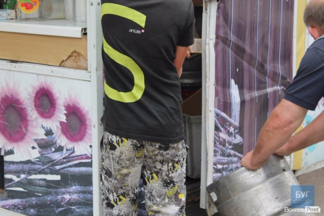 Жуйки, морозиво, цукерки: як  у Нововолинську грабували кіоск