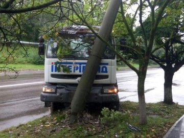 У Луцьку вантажівка мало не знесла електроопору