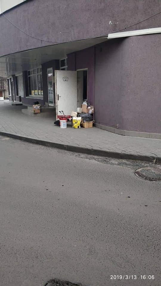 Лучан змусили прибрати сміття у дворах. ФОТО