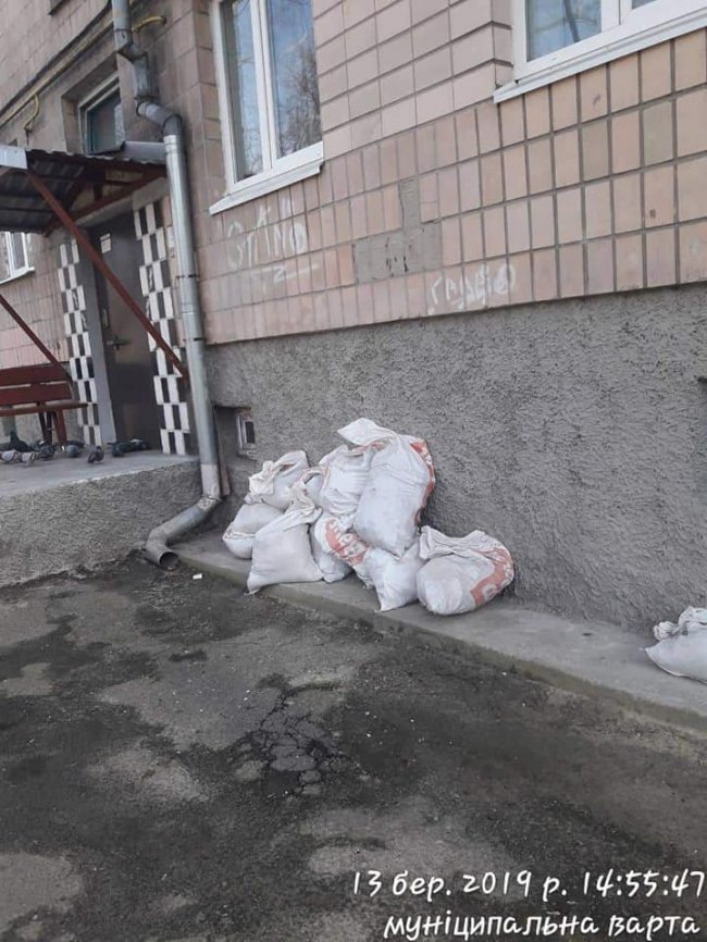 Лучан змусили прибрати сміття у дворах. ФОТО