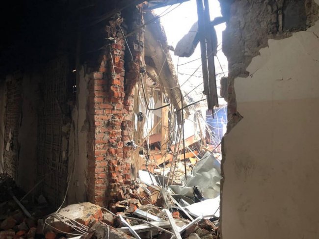 Обстріли Харкова: від авіаудару загорілися 10 багатоповерхівок