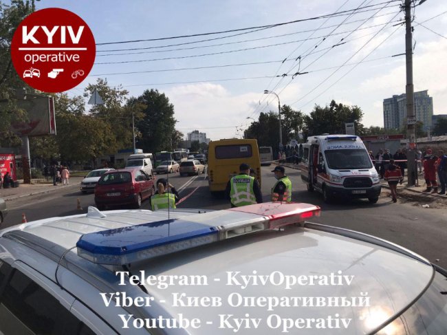 Маршрутка у Києві збила трьох людей, є загиблі. ФОТО