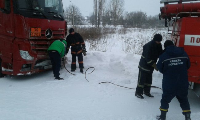Негода на Волині: рятувальники із заметів витягнули 2 «швидкі», 18 фур і декілька легковиків