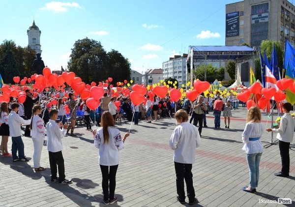 Мер Луцька у День міста заговорив сімома мовами. ФОТО